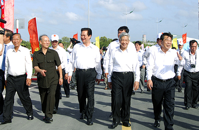 នាយករដ្ឋមន្ត្រី Nguyen Tan Dung ចូលរួមពិធីបើកសំណង់សំខាន់មួយចំនួននៅខេត្ត Ca Mau